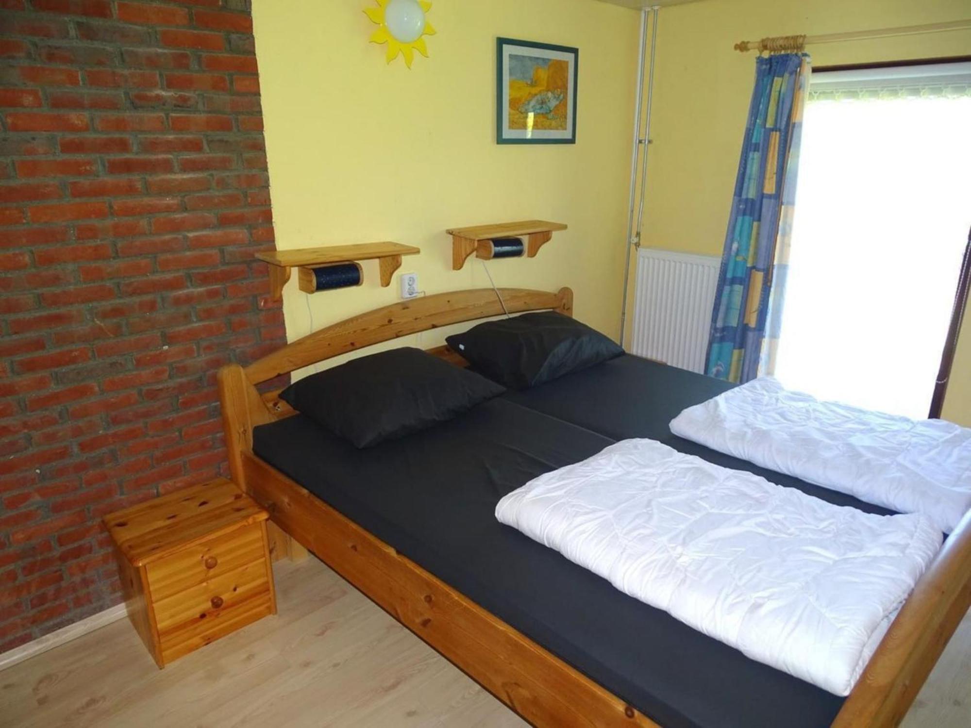 Vakantiehuis Pleasant With Fenced Garden *
